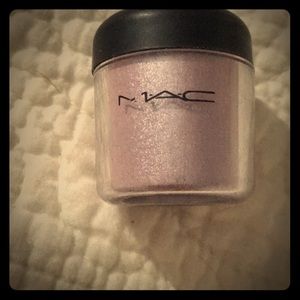 loose eye powder, sparkly light pink KITCHMAS